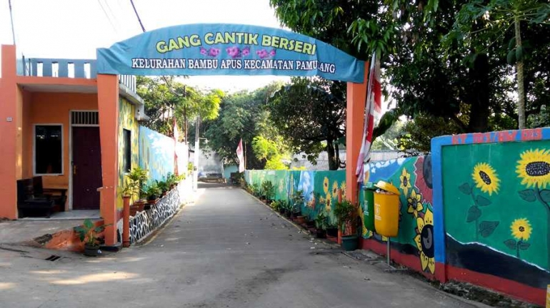 Gang Cantik Berseri di Jalan Saidin, Kelurahan Bambu Apus, Pamulang yang pertengahan Juli kemarin diresmikan Walikota Tangsel Airin Rachmi Diany. (Foto: Gapey Sandy)