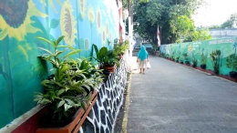 Gang Cantik Berseri di Jalan Saidin, Kelurahan Bambu Apus, Pamulang. Selain seni mural juga dilakukan penanaman pohon demi penghijauan lingkungan. (Foto: Gapey Sandy)