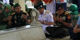 Panglima TNI, Jenderal Gatot Nurmantyo saat Berziarah ke Makam Jenderal Soedirman