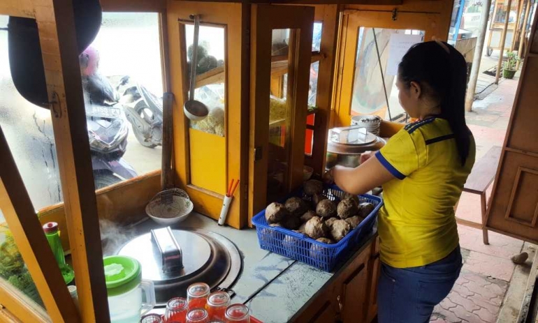 Usaha bakso ini dijalankan oleh Otong Jurianto dan istrinya sejak 2010 (dok. pri).