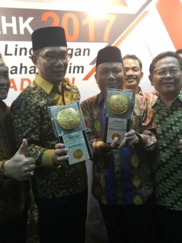 Bupati Bangka dan Walikota Bandung ketika menerima Piala Adipura. (Dok. Humas Pemkab Bangka)