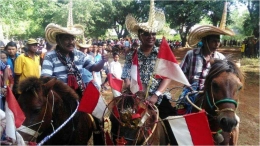Bupate Ronda, Lens Haning (paling kiri) berada di atas kuda pada acara hus (Sumber: http://www.portalntt.com/bupati-dan-ketua-dprd-rote-ndao-tidak-mendapat-penghormatan-di-acara-adat-pacuan-kuda/) 