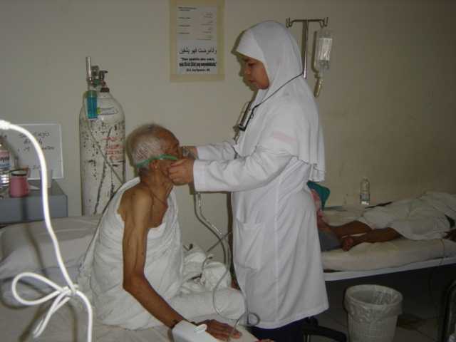 Seorang perawat tengah memeriksa kesehatan pasien berpenyakit berat sebelum dibawa ikut safari wukuf. Foto | Dokumen Pribadi