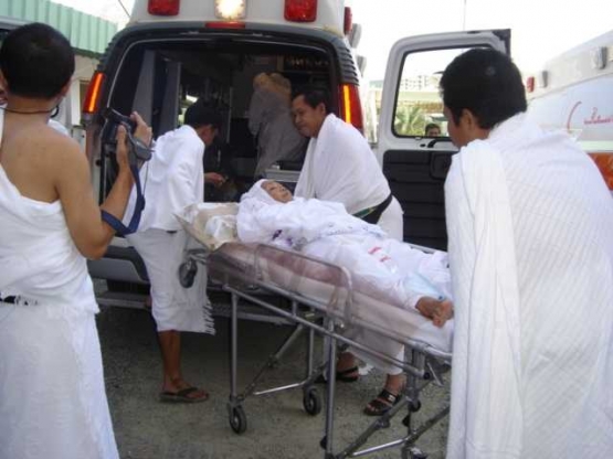 Dengan mengenakan pakaian ihram - petugas dan pasien - masuk ke ambulance menuju Arafah. Foto | Dokumen Pribadi