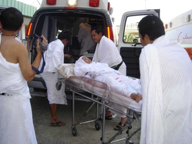 Dengan mengenakan pakaian ihram - petugas dan pasien - masuk ke ambulance menuju Arafah. Foto | Dokumen Pribadi