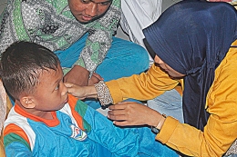 Murid Fastkhair sedang benegosiasi dengan salah satu Dokter Puskesmas Juanda Samarinda