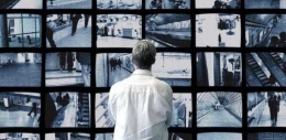 Seorang pria mengawasi layar-layar pemantau ( Robert Daly - Gettyimages.com).
