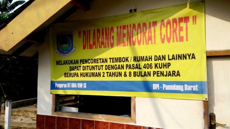 Spanduk yang “mengancam” pelaku aksi corat-coret secara liar akan dikenakan sanksi kurungan penjara. (Foto: Gapey Sandy)