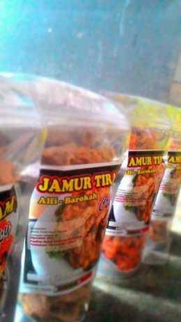 Salah satu produk makanan milik santri pondok Rubat, yakni kripik jamur tiram