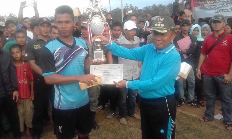 Bupati Bangka serahkan tropi kepada juara (fot. Rustian)