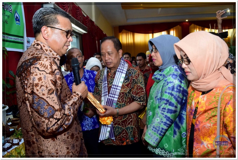 Bupati Bantaeng (kiri) jelaskan produk cokelat Bantaeng di hadapan Menristek Dikti (tengah) yang berkunjung bersama Kepala BPPT dalam rangka Hakteknas ke-22 di Bantaeng (05/08).