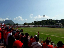 Stadion Marilonga dengan latar belakang Gunung Meja Ende (Foto: Roni Bata)