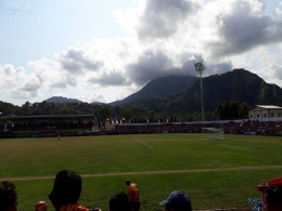 Stadion Marilonga Ende dengan latar belakang barisan pegunungan Wongge (Foto: Roni Bata)