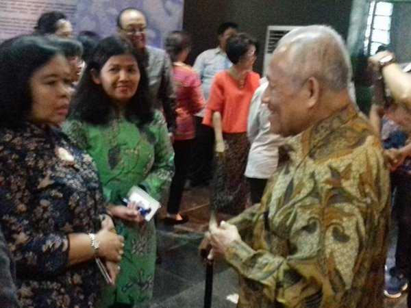 Dari kiri Kepala Dinas Pariwisata dan Kebudayaan DKI Jakarta, Dr. Tinia Budiati didampingi Kepala Museum Seni Rupa dan Keramik, Esti Utami sedang berbincang dengan Abdul Madjid Naim (Foto: Djulianto Susantio)