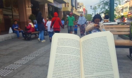 Bersantai di Malioboro sambil membaca buku (dok. pri).