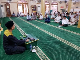 Penulis buku Mustahil Miskin, Ustaz Luqmanulhakim di hadapan jamaah Masjid Agung Pelita Samarinda, (7/8/2017)