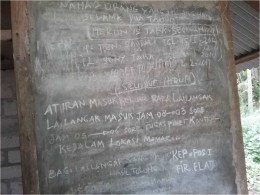 Aturan dan nama-nama anggota lalaa yang disanksi tidak boleh masuk mamar pun ditulis dan dipajang di Pndopo (Dokpri)