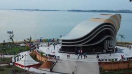 Gedung “Opera” Gonggong (Sumber: Humas Pemda Kota Tanjung Pinang, 2017)