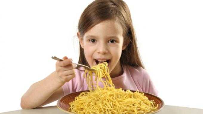 Anak lahap mengonsumsi mie instan yang rendah gizi (foto dari tribunnews.com)