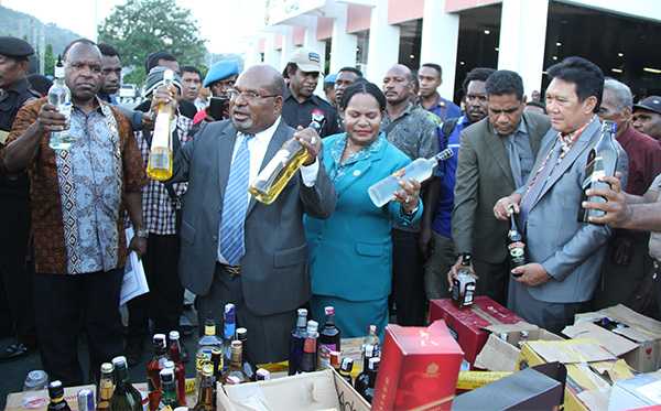 Gubernur Papua melihat miras hasil razia