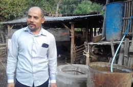 M. Munir, Ketua Koperasi Margo Makmur Mandiri saat berada di dekat bak penampungan biogas dari kotoran sapi|Dokumentasi Pribadi