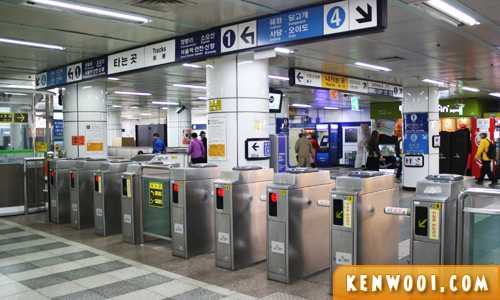 Salah satu pintu masuk Seoul Metro. Source: Kenwooi