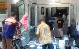 Aktivitas peternak saat setor susu di Dusun Brau saat sore hari|Dokumentasi Pribadi