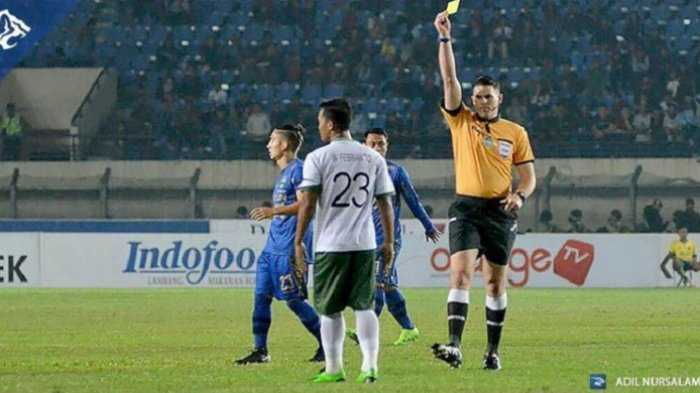 Shaun Evans, wasit asal Australia, saat memimpin laga Persib Bandung versus PS TNI, Sabtu (5/8/2017). banjarmasin.tribunnews.com