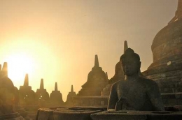 Candi Borobudur (sumber: www.semberani.com)
