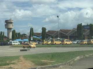 Taxi Kuning Moi International Airport Rapi Parkir Sabar Nunggu Penumpang