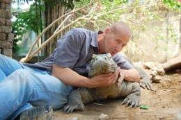 Associate Professor Bryan Fry salah satu peneliti bersama komodo. Photo: Bryan Fry, ABC