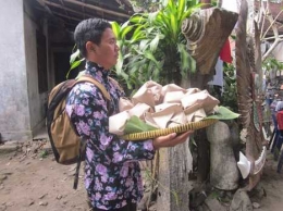 Nasi bungkus untuk para tamu dan warga (Foto: Ko In)