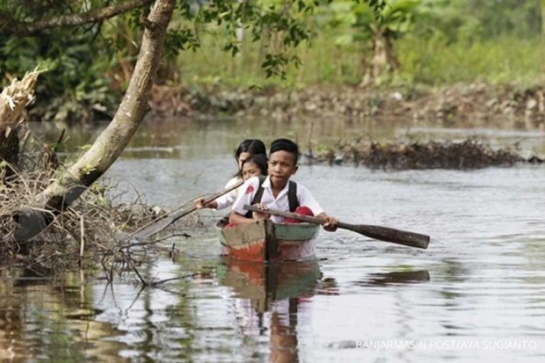 Anak-anak petani di desa, berjuang mengatasi berbagai hambatan alam untuk mengakses pendidikan. Ini bagian dari upaya petani agar generasi penerus mereka bisa hidup layak, dengan daya beli yang memadai. Spirit anak-anak petani ini menjadi inspirasi kita, dalam konteks menyambut serta merayakan Proklamasi Kemerdekaan Republik Indonesia, 17 Agustus 2017 mendatang. Foto: kontan.co.id