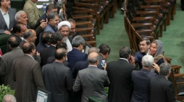 Salah satu foto yang menunjukan bahwa anggota Parlemen berebutan Selfie. Source: Reuters. 