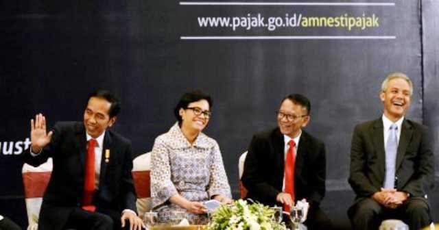 Presiden Joko Widodo dan Menteri Keuangan Sri Mulyani saat sosialisasi program tax amnesty. Foto: solopos.com