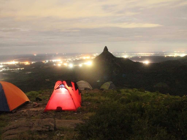 suasana malam dengan view bukit jempol|Dokumentasi pribadi