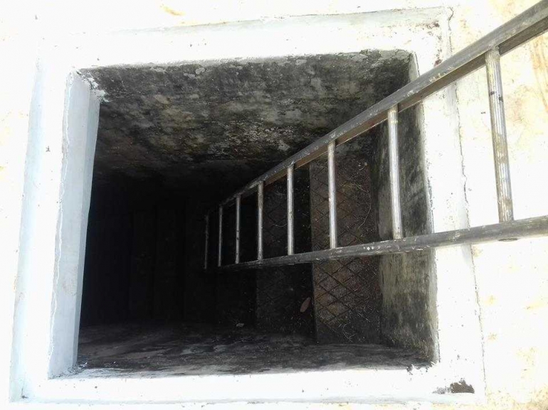 Lubang bunker dilengkapi tangga untuk pengunjung (Dokpri)