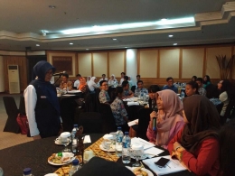 Ida Hidayati selaku Deputy Executive Vice President PT KAI (Persero) DAOP 6 melakukan diskusi dengan masyarakat yang diwakili siswa-siswa dari sekolah di Jogjakarta. (foto: IN)