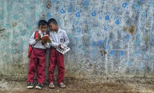 Membaca ketika pulang sekolah. Sumber Foto : Sabumiku.com