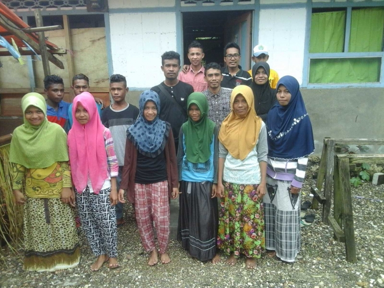 Pengurus dan Mentor Rumah Baca Suru (RBS), Desa Adm. Suru, Kab. Seram Bagian Timur, Maluku. (dokpri)