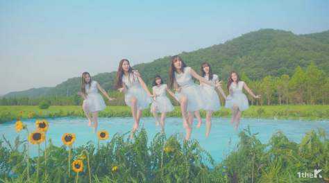 sumber : https://koreanindo.net/2017/08/03/gfriend-alami-memar-karena-koreografi-yang-sulit-untuk-love-whisper/