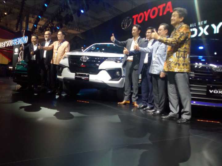 Presiden Direktur PT Astra International Tbk Prijono Sugiarto (ketiga dari kiri) mendampingi Direksi PT Toyota Astra Motor) [Foto:JepretPotret] 