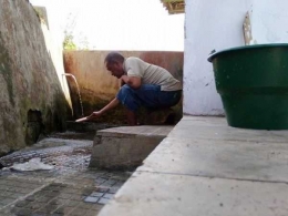 Menyikat tempat wudlu dan tempat pipis (foto: dok pri)