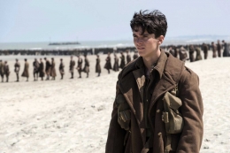 Fionn Whitehead sebagai Tommy, prajurit Inggris yang berusaha menyelamatkan diri dan keluar dari Dunkirk| Foto: Warner Bros