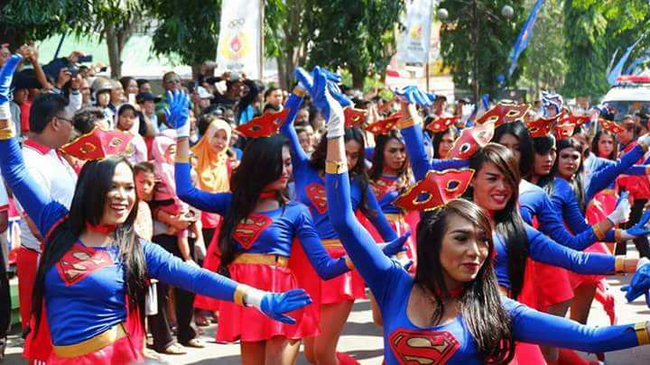 Denpasar Now: Aksi Wargas saat ikut gerak jalan dewas putri, Kamis (10/8/2017) lalu