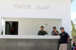 Bersama anggota TNI yang berjaga di cek point PLBN Skouw (foto dindin)