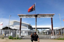 Di depan gerbang perbatasan Papua New Gunea (foto dindin)