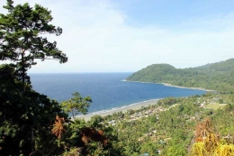 Pantai nanindah di PNG, bisa dilihat dari atas bukit (foto dindin)