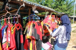 Penjaja souvenir di PNG; lebih mahal dibanding di Skouw (foto dindin)