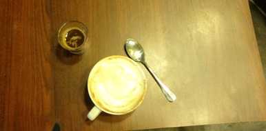 Menikmati kopi Espresso buatan teman blogger Bali dan Cappucino racikan sendiri (Sumber: dokumen pribadi)